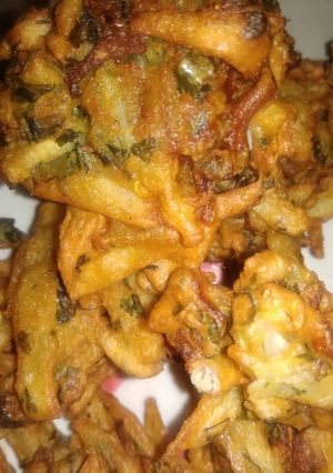 आलू की चटपटी पकौड़ी (Aloo ki chatpati pakodi recipe in hindi) रेसिपी मुख्य फोटो