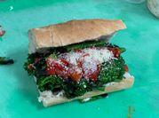 Una foto de queso parmesano vegano