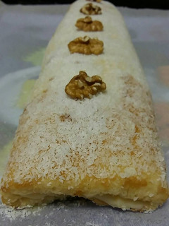 Una foto de Brazo gitano de crema y coco