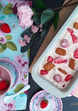 Une photo de Crème glacée façon cheesecake aux fraises🍓🍨