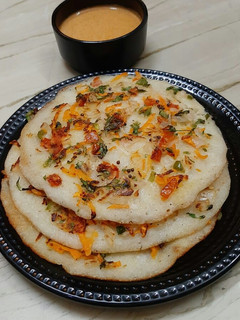 सूजी उत्तपम (suji uttapam recipe in Hindi) रेसिपी मुख्य फोटो