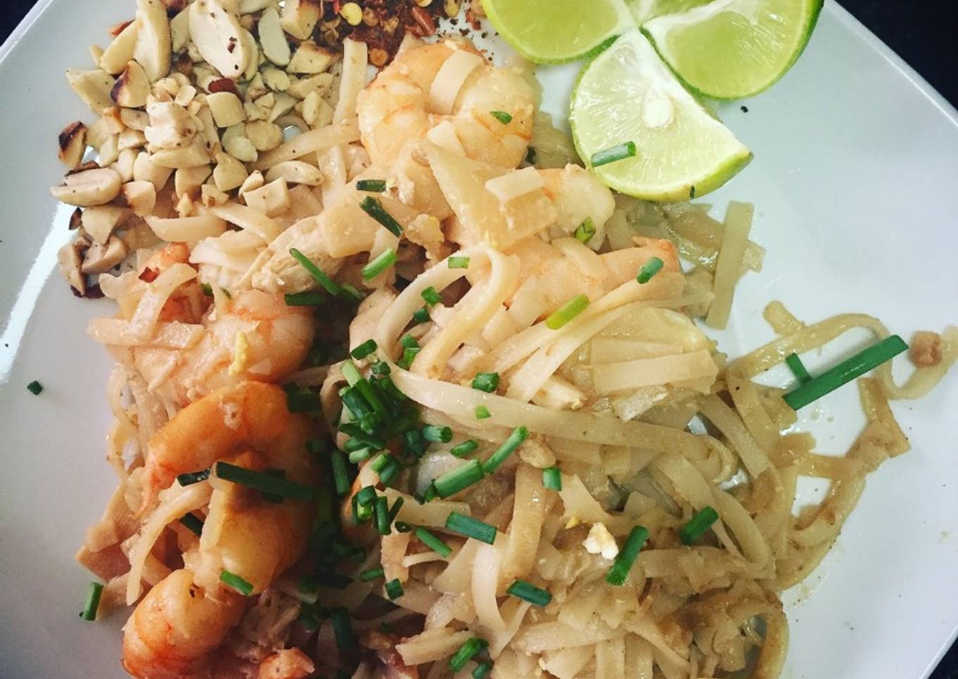 Pad Thai con camarón y pollo