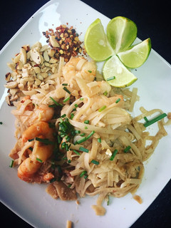 Una foto de Pad Thai con camarón y pollo