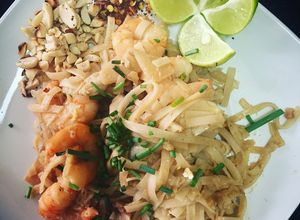 Una foto de Pad Thai con camarón y pollo