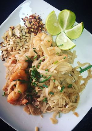 Una foto de Pad Thai con camarón y pollo
