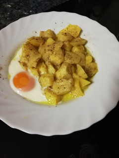 Una foto de Patatas con huevo al microondas