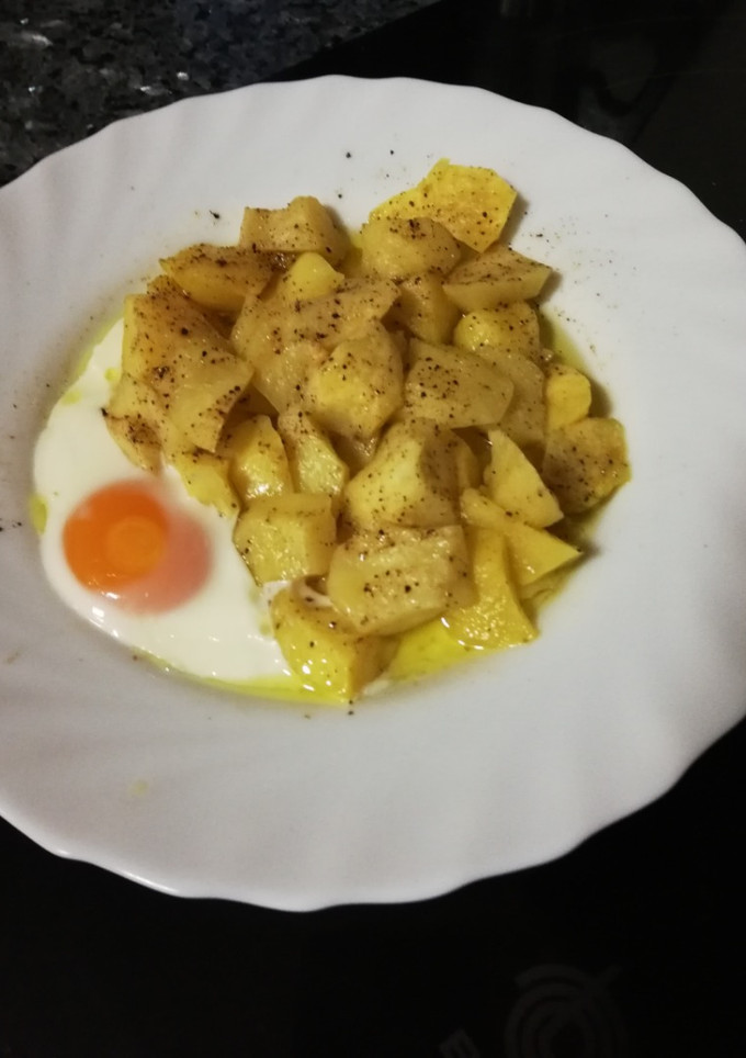 Una foto de Patatas con huevo al microondas