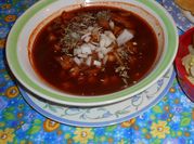 Una foto de pozole rojo pollo