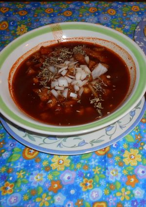 Una foto de Pozole rojo de pollo