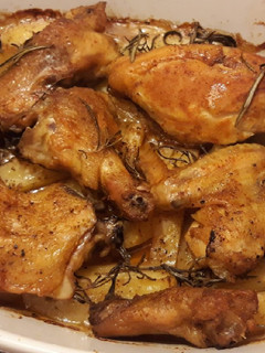 Rozmaringos, bazsalikomos sült csirke, burgonyával recept fotója