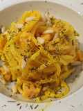 Spaghetti allo zafferano con salmone e pinoli