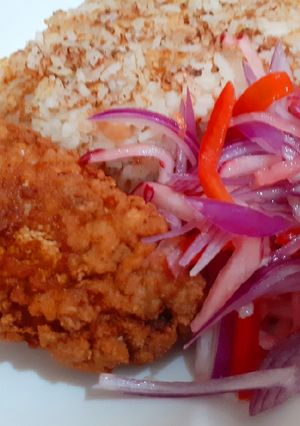 Una foto de Tacu tacu de frejoles con huevera frita y zarza criolla