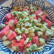 Ensalada fresca de sandía y pepino, con queso de albahaca
