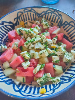 Una foto de Ensalada fresca de sandía y pepino, con queso de albahaca