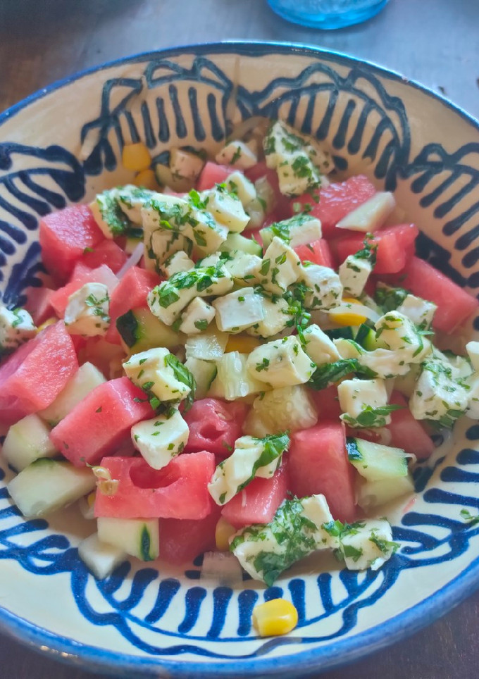 Una foto de Ensalada fresca de sandía y pepino, con queso de albahaca