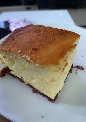 Zdjęcie przepisu Sernik pieczony na spodzie z herbatników.