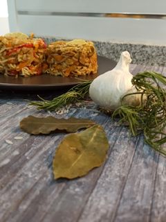 Una foto de Ensalada templada de arroz, verduras y tofu 🥣🥗. (🌱vegano🌱)