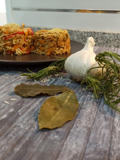 Una foto de Ensalada templada de arroz, verduras y tofu 🥣🥗. (🌱vegano🌱)