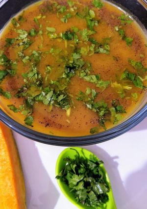 सिम्पल पंपकिन सूप -लाल भोपळ्याचे सूप (lal bhopla soup recipe in marathi) रेसिपी चे मुख्य फोटो