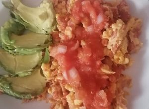 Una foto de Huevos revueltos con chorizo y jamón