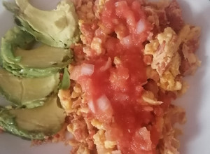 Una foto de Huevos revueltos con chorizo y jamón