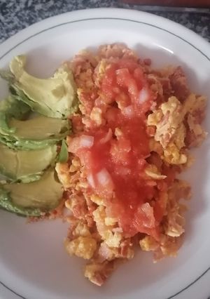 Una foto de Huevos revueltos con chorizo y jamón