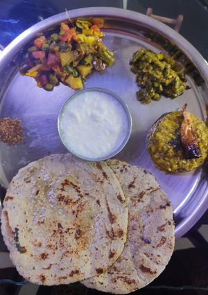 भोगी स्पेशल / भोगीची भाजी (bhogichi bhaji recipe in marathi) रेसिपी चे मुख्य फोटो 