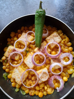 A picture of Kabuli Matar Paneer Curry.