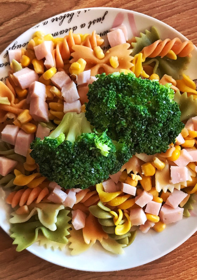 Una foto de Pasta con brócoli 🥦
