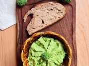 Una foto de dips con brócoli