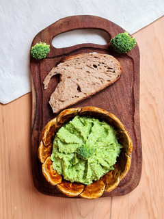 Una foto de Brocomole 🥦 Guacamole 🥑 con brecol/brócoli 🥦