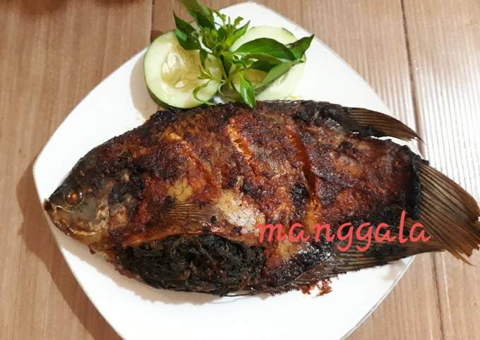 Gurami bakar bumbu pedas isi daun singkong