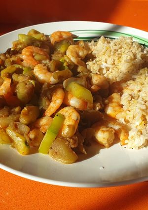 Una foto de Wok de langostinos antiinflamatorio
