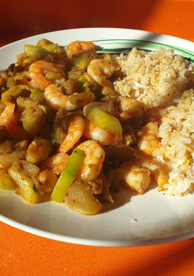 Una foto de Wok de langostinos antiinflamatorio