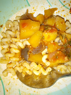A picture of Macaroni with potatoes sauce.