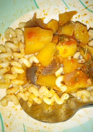 A picture of Macaroni with potatoes sauce.