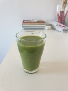 Una foto de Zumo de kiwi, plátano, espinacas y manzana