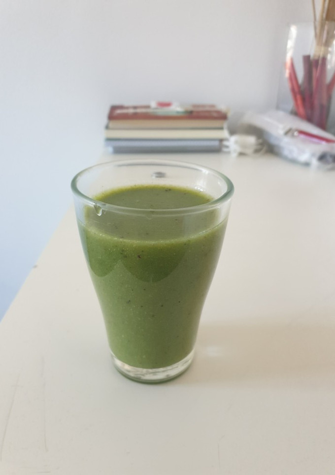 Una foto de Zumo de kiwi, plátano, espinacas y manzana