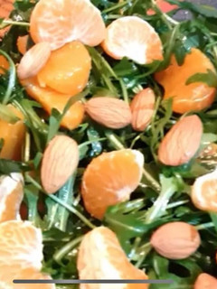 Foto de Salada de Rúcula com Tangerina e Nozes Caramelizadas