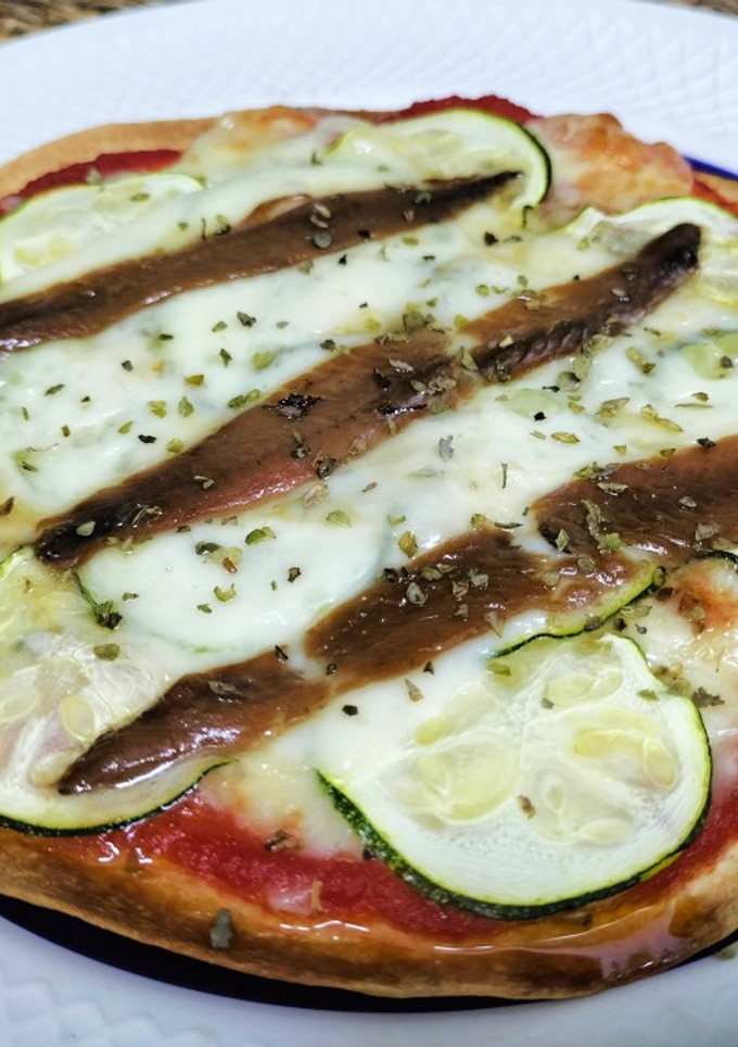 Una foto de Tortipizza de calabacín, queso y anchoas