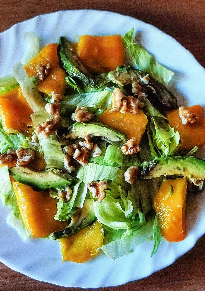 Una foto de Ensalada de aguacate y mango con vinagreta