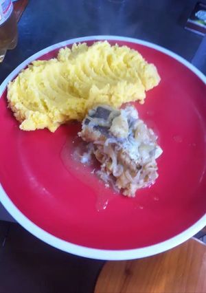 Una foto de Merluza austral con puré de papas y zapallo