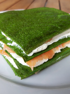 Una foto de Torre de espinacas, queso crema y salmón
