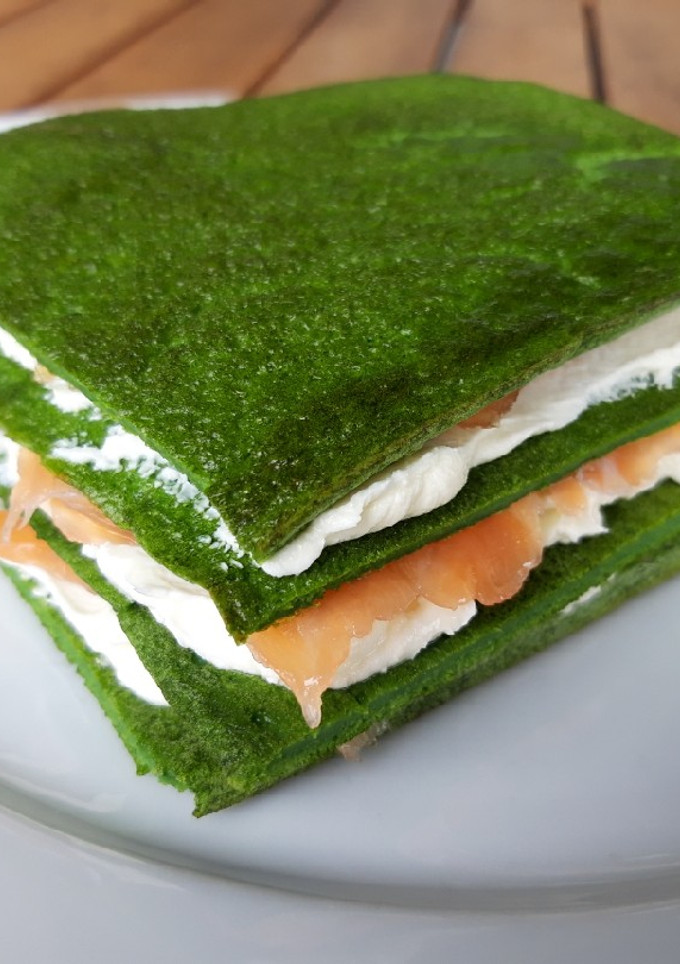 Una foto de Torre de espinacas, queso crema y salmón