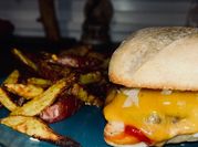 Une photo de steak haché façon burger