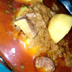 A picture of Aloo ghosht ka salun.