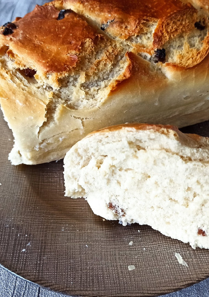 Una foto de Pan de leche de coco con pasas