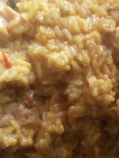 Una foto de Arroz con pollo al curry fácil, muy rica y económica