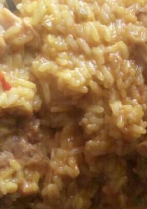 Una foto de Arroz con pollo al curry fácil, muy rica y económica