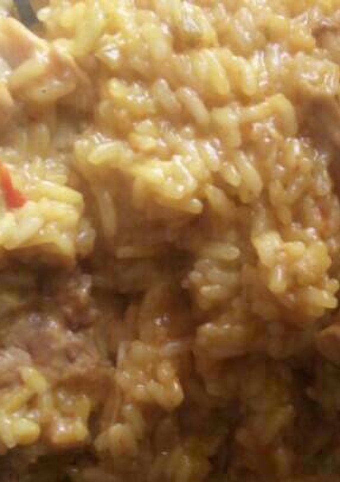 Una foto de Arroz con pollo al curry fácil, muy rica y económica